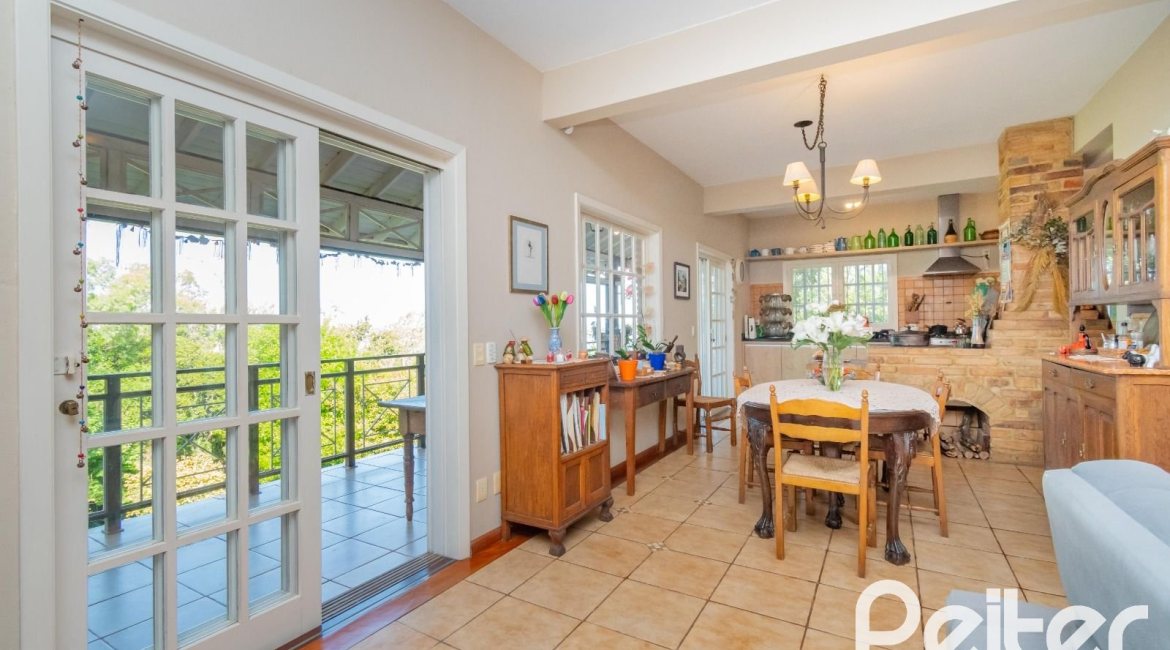 Casa à venda com 352m², 3 dormitórios, 1 suíte, 4 vagas, no bairro Belém Novo em Porto Alegre