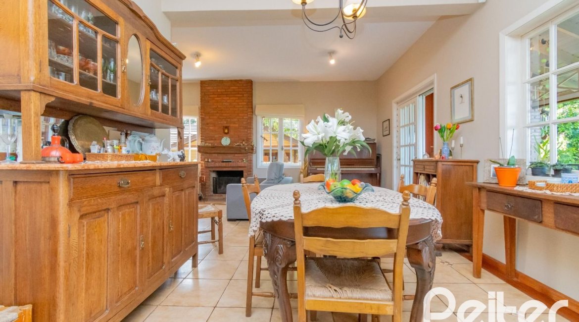 Casa à venda com 352m², 3 dormitórios, 1 suíte, 4 vagas, no bairro Belém Novo em Porto Alegre