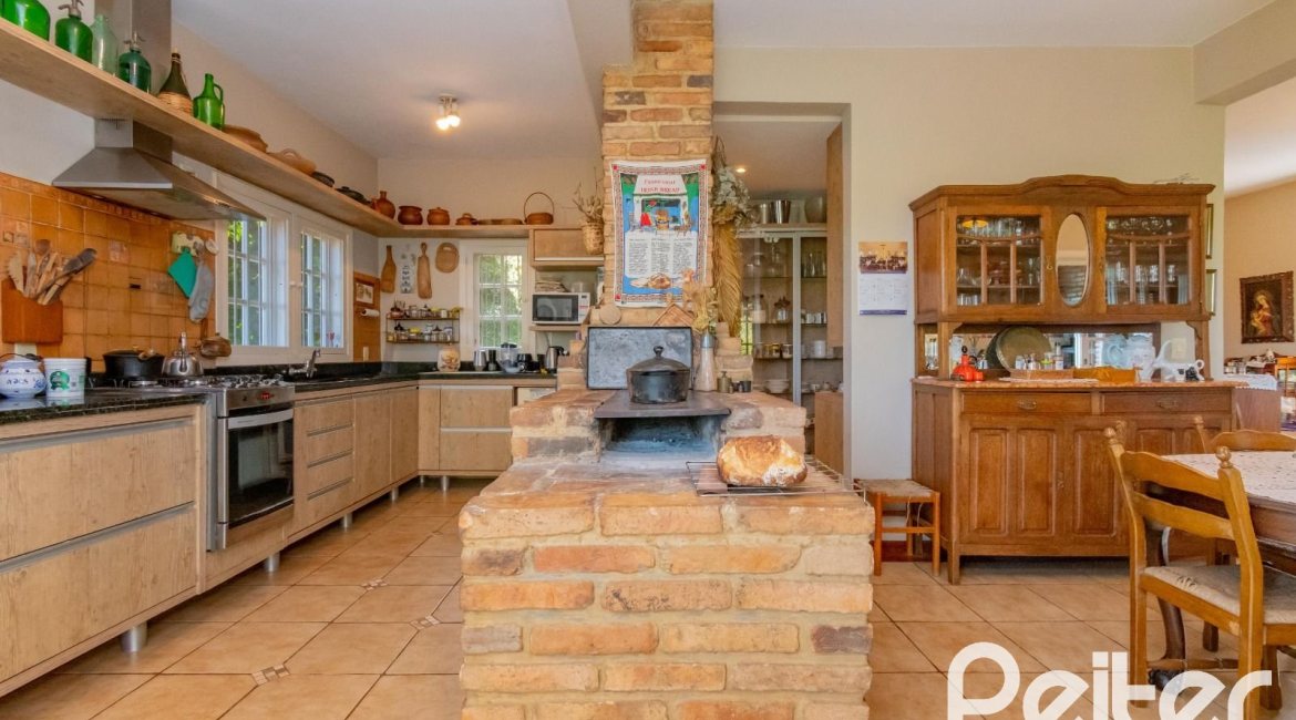 Casa à venda com 352m², 3 dormitórios, 1 suíte, 4 vagas, no bairro Belém Novo em Porto Alegre