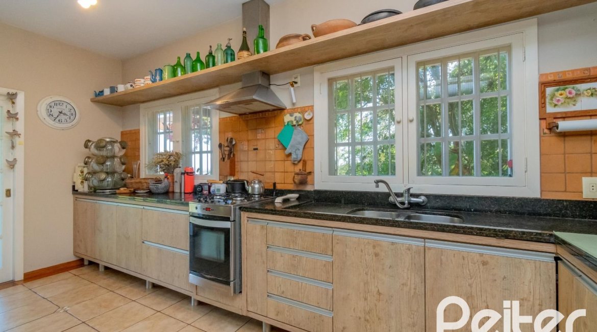 Casa à venda com 352m², 3 dormitórios, 1 suíte, 4 vagas, no bairro Belém Novo em Porto Alegre