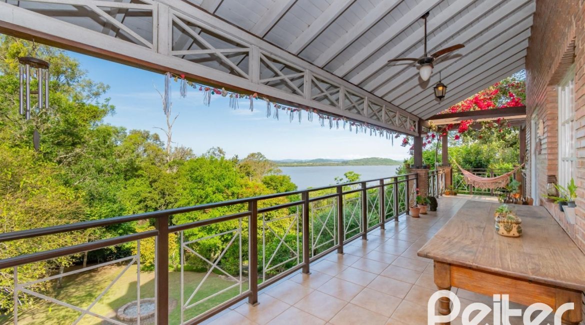 Casa à venda com 352m², 3 dormitórios, 1 suíte, 4 vagas, no bairro Belém Novo em Porto Alegre