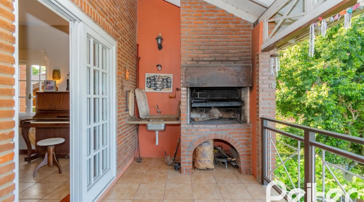 Casa à venda com 352m², 3 dormitórios, 1 suíte, 4 vagas, no bairro Belém Novo em Porto Alegre