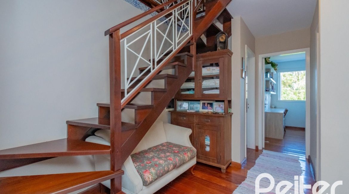 Casa à venda com 352m², 3 dormitórios, 1 suíte, 4 vagas, no bairro Belém Novo em Porto Alegre