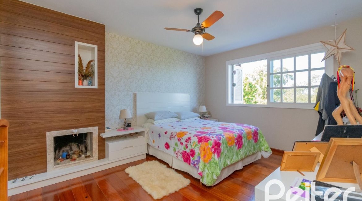 Casa à venda com 352m², 3 dormitórios, 1 suíte, 4 vagas, no bairro Belém Novo em Porto Alegre