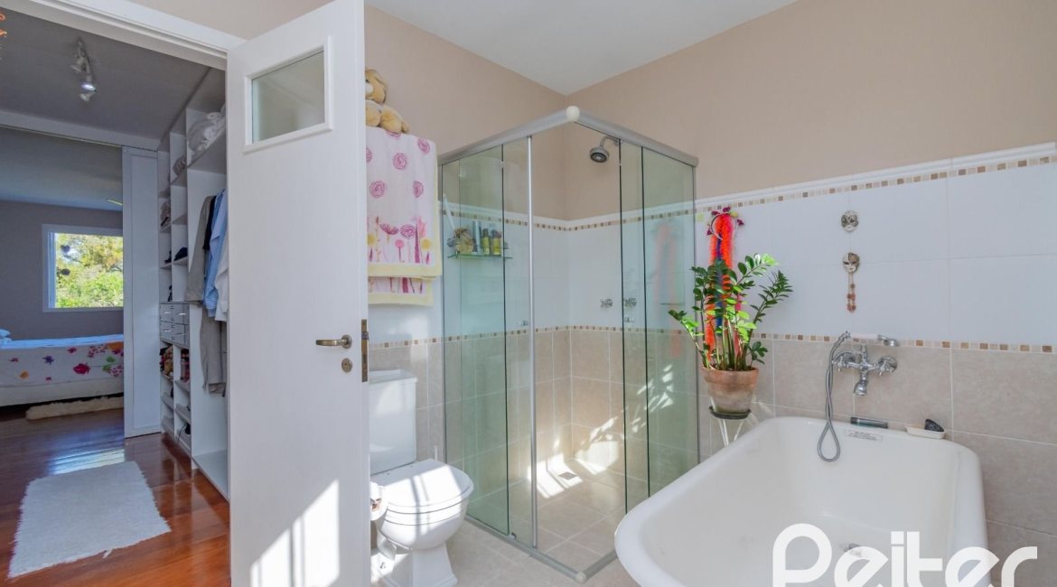 Casa à venda com 352m², 3 dormitórios, 1 suíte, 4 vagas, no bairro Belém Novo em Porto Alegre