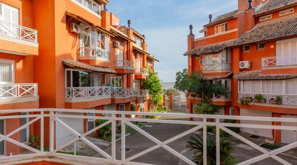 Casa em Condomínio à venda com 252m², 3 dormitórios, 2 suítes, 3 vagas, no bairro Vila Assunção em Porto Alegre