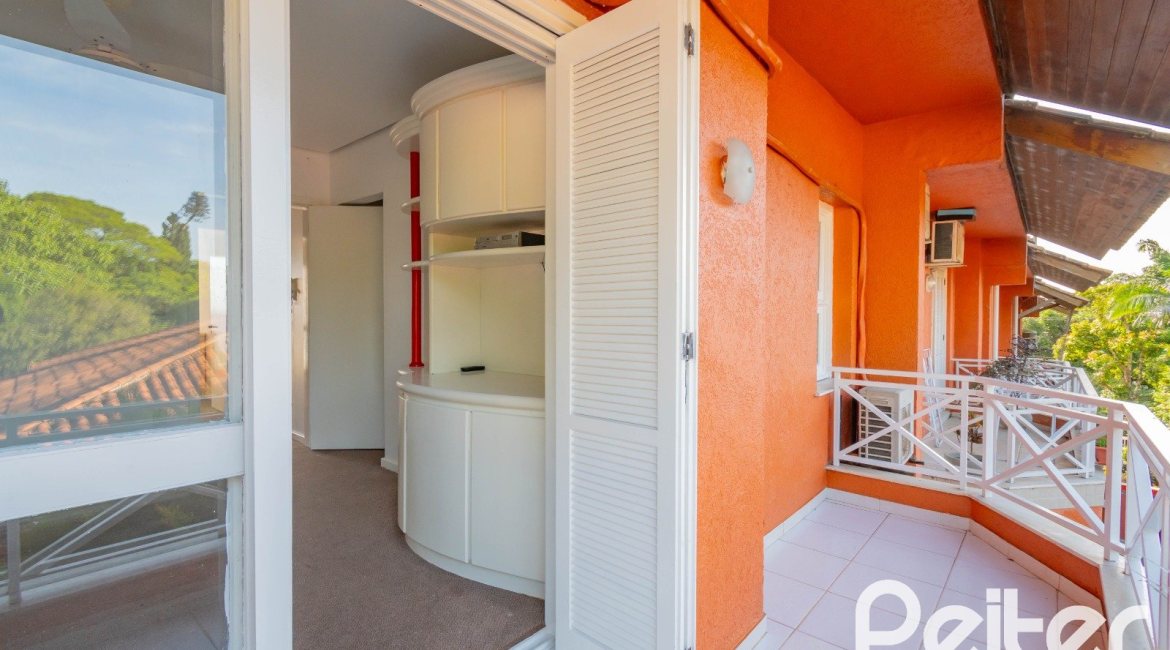 Casa em Condomínio à venda com 252m², 3 dormitórios, 2 suítes, 3 vagas, no bairro Vila Assunção em Porto Alegre