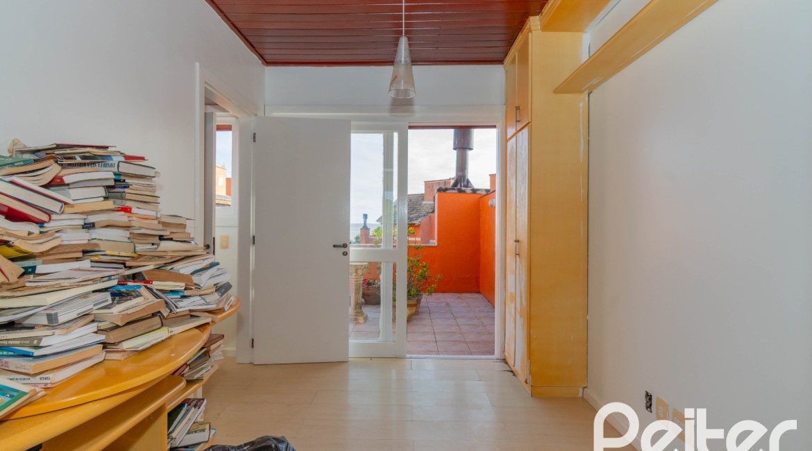 Casa em Condomínio à venda com 252m², 3 dormitórios, 2 suítes, 3 vagas, no bairro Vila Assunção em Porto Alegre