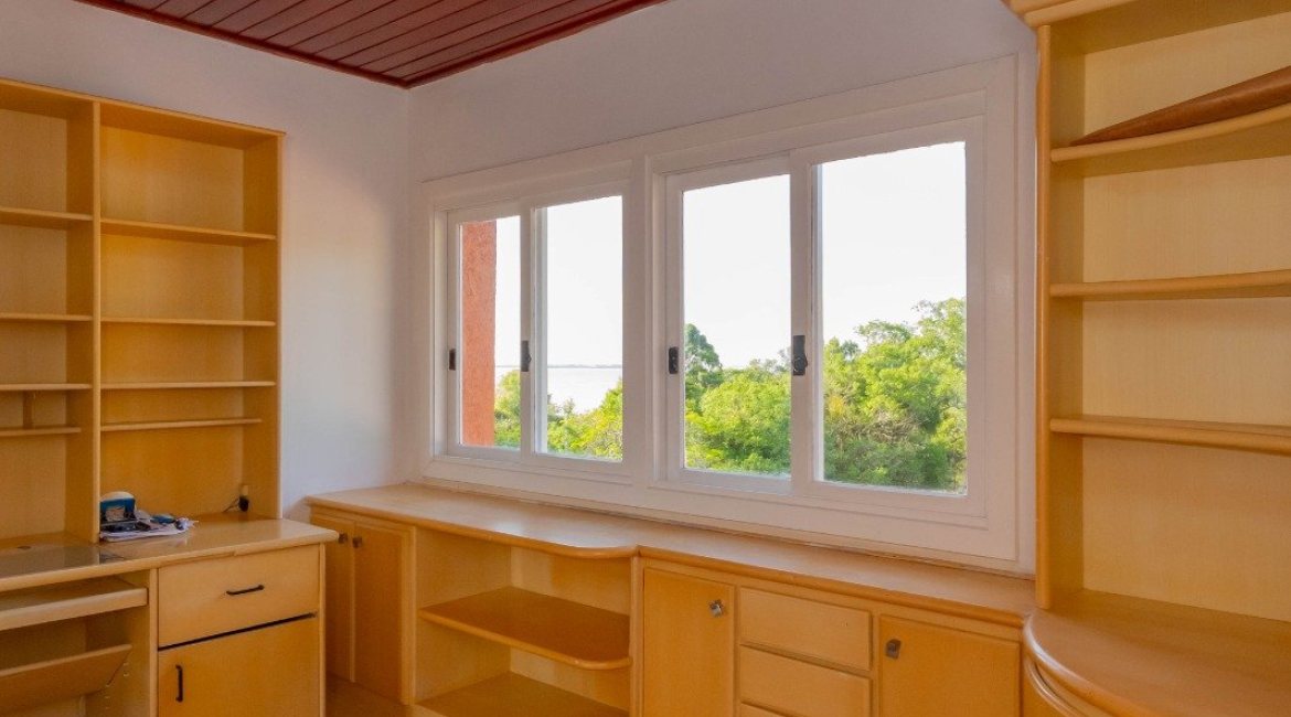 Casa em Condomínio à venda com 252m², 3 dormitórios, 2 suítes, 3 vagas, no bairro Vila Assunção em Porto Alegre