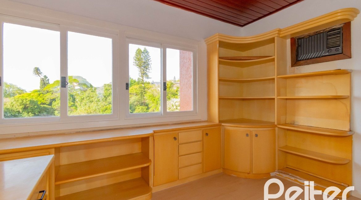 Casa em Condomínio à venda com 252m², 3 dormitórios, 2 suítes, 3 vagas, no bairro Vila Assunção em Porto Alegre