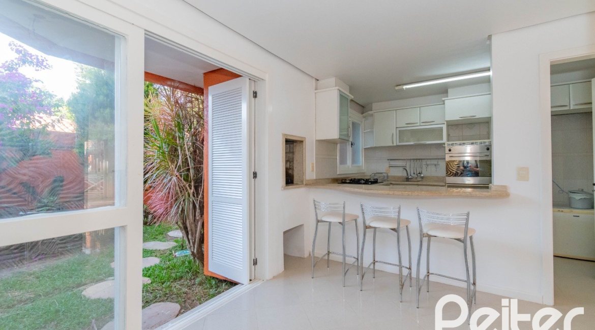 Casa em Condomínio à venda com 252m², 3 dormitórios, 2 suítes, 3 vagas, no bairro Vila Assunção em Porto Alegre