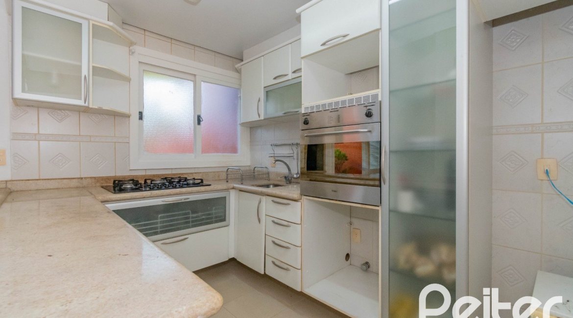 Casa em Condomínio à venda com 252m², 3 dormitórios, 2 suítes, 3 vagas, no bairro Vila Assunção em Porto Alegre