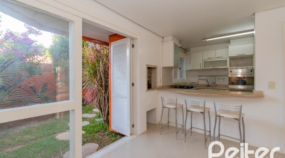 Casa em Condomínio à venda com 252m², 3 dormitórios, 2 suítes, 3 vagas, no bairro Vila Assunção em Porto Alegre