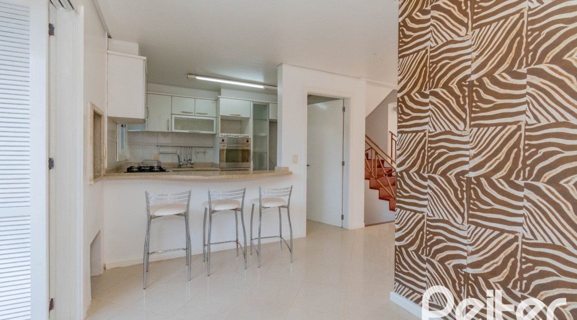 Casa em Condomínio à venda com 252m², 3 dormitórios, 2 suítes, 3 vagas, no bairro Vila Assunção em Porto Alegre