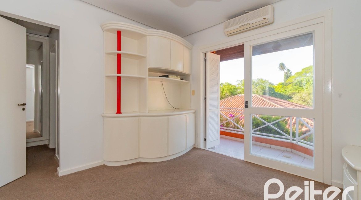 Casa em Condomínio à venda com 252m², 3 dormitórios, 2 suítes, 3 vagas, no bairro Vila Assunção em Porto Alegre