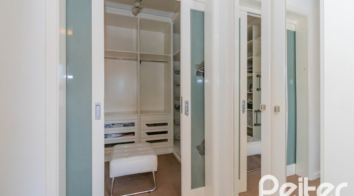 Casa em Condomínio à venda com 252m², 3 dormitórios, 2 suítes, 3 vagas, no bairro Vila Assunção em Porto Alegre