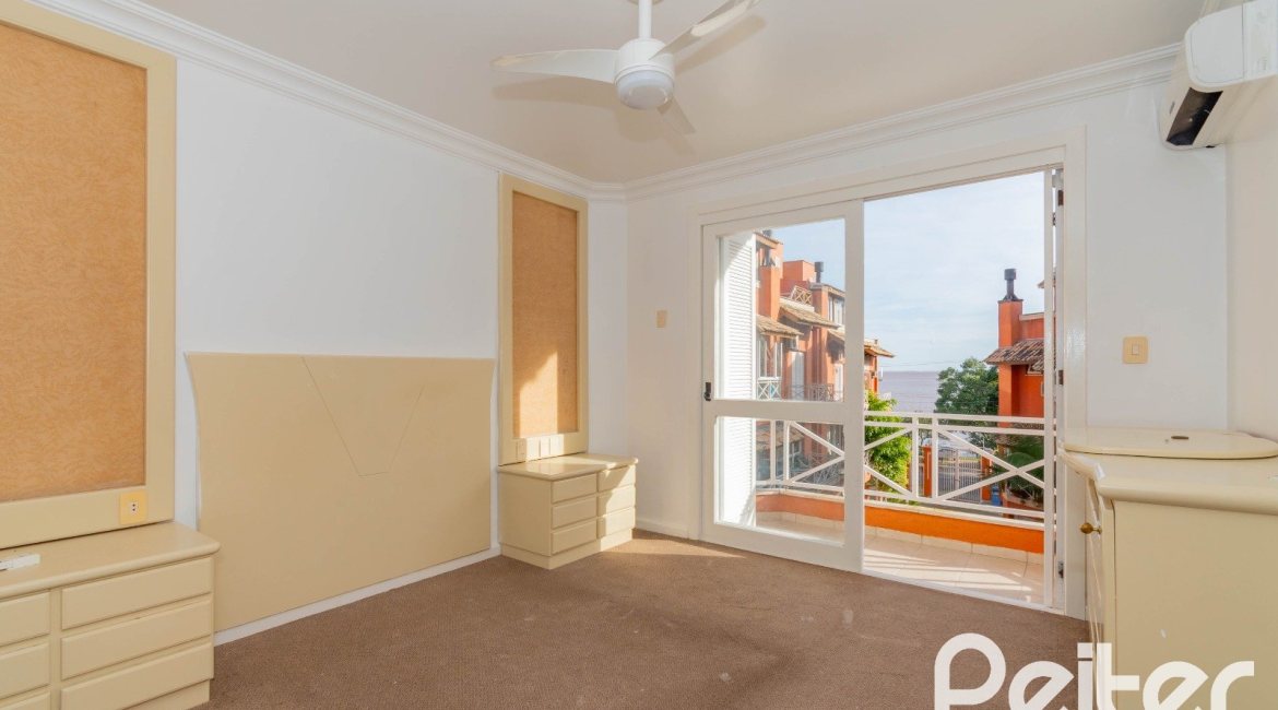 Casa em Condomínio à venda com 252m², 3 dormitórios, 2 suítes, 3 vagas, no bairro Vila Assunção em Porto Alegre