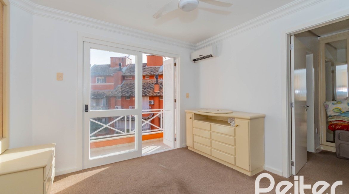 Casa em Condomínio à venda com 252m², 3 dormitórios, 2 suítes, 3 vagas, no bairro Vila Assunção em Porto Alegre