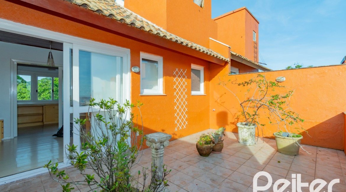 Casa em Condomínio à venda com 252m², 3 dormitórios, 2 suítes, 3 vagas, no bairro Vila Assunção em Porto Alegre