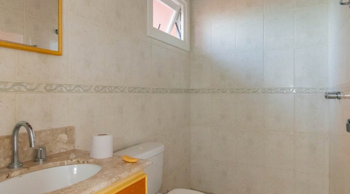 Casa em Condomínio à venda com 252m², 3 dormitórios, 2 suítes, 3 vagas, no bairro Vila Assunção em Porto Alegre