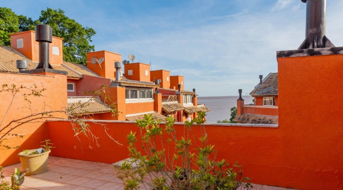 Casa em Condomínio à venda com 252m², 3 dormitórios, 2 suítes, 3 vagas, no bairro Vila Assunção em Porto Alegre