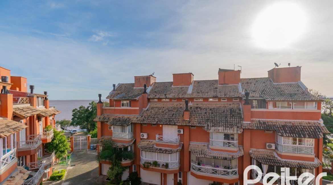 Casa em Condomínio à venda com 252m², 3 dormitórios, 2 suítes, 3 vagas, no bairro Vila Assunção em Porto Alegre