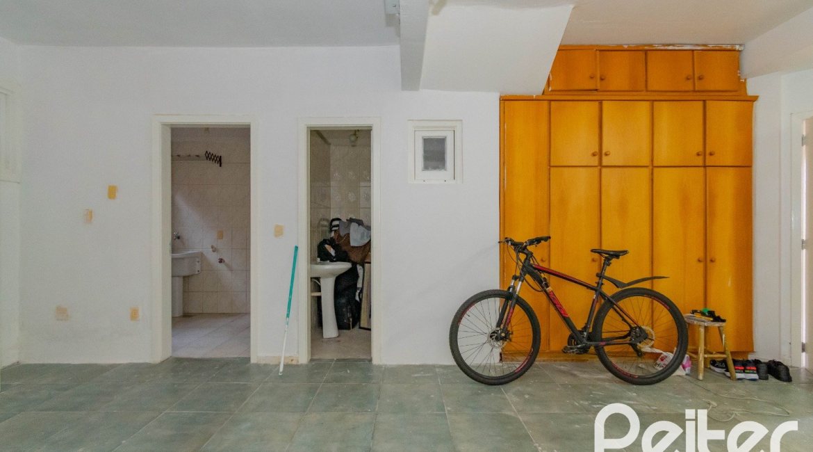 Casa em Condomínio à venda com 252m², 3 dormitórios, 2 suítes, 3 vagas, no bairro Vila Assunção em Porto Alegre