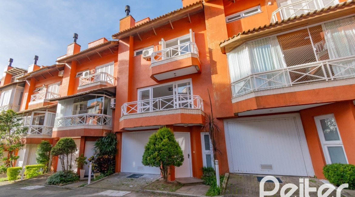 Casa em Condomínio à venda com 252m², 3 dormitórios, 2 suítes, 3 vagas, no bairro Vila Assunção em Porto Alegre