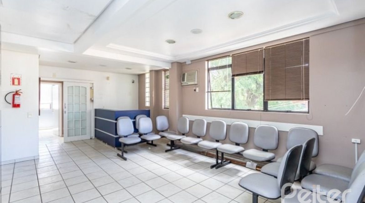 Comercial à venda com 638m², 3 vagas, no bairro Nonoai em Porto Alegre