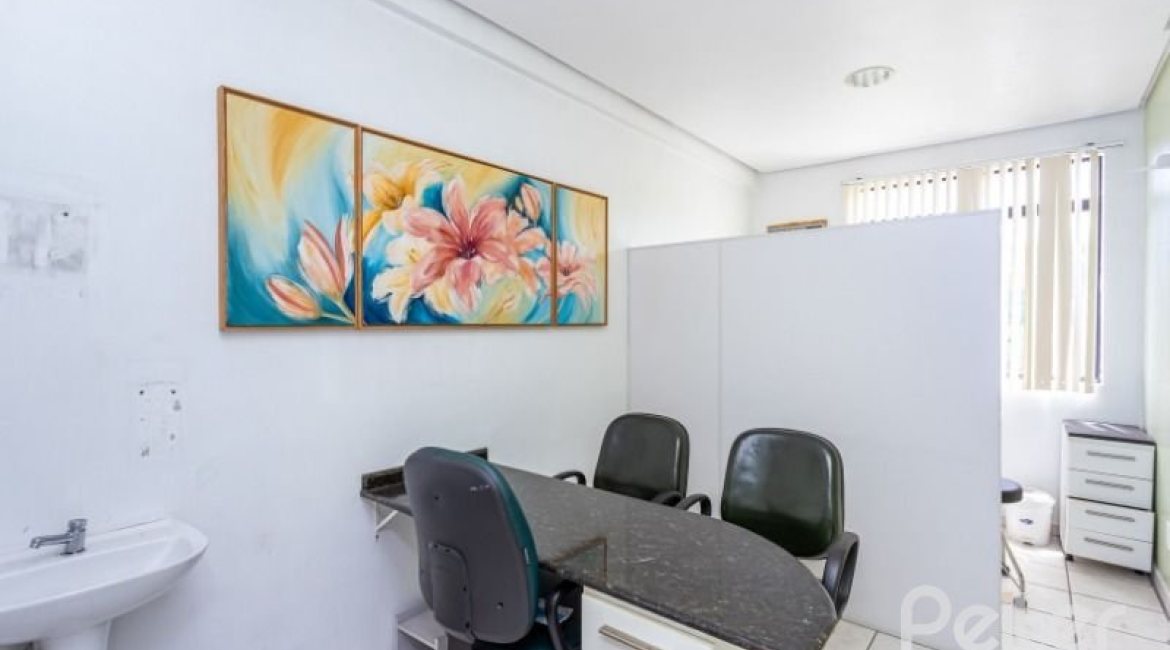 Comercial à venda com 638m², 3 vagas, no bairro Nonoai em Porto Alegre