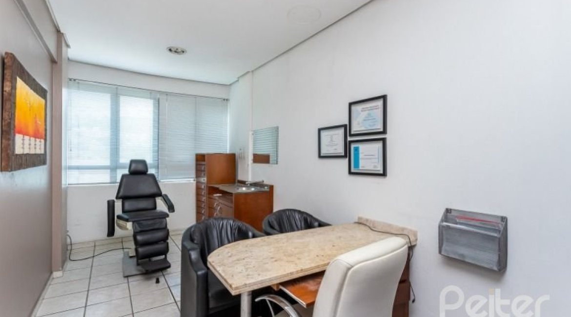 Comercial à venda com 638m², 3 vagas, no bairro Nonoai em Porto Alegre