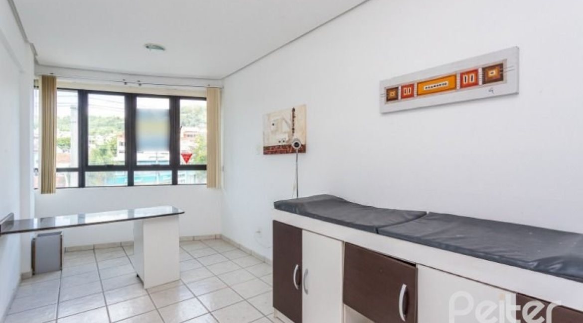 Comercial à venda com 638m², 3 vagas, no bairro Nonoai em Porto Alegre