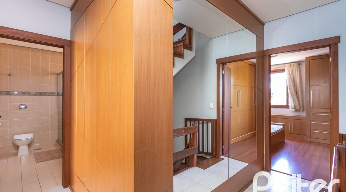 Casa em Condomínio à venda com 219m², 3 dormitórios, 1 suíte, 2 vagas, no bairro Tristeza em Porto Alegre