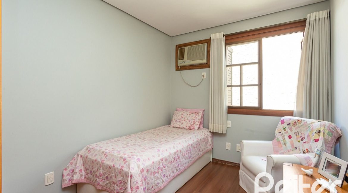 Casa em Condomínio à venda com 219m², 3 dormitórios, 1 suíte, 2 vagas, no bairro Tristeza em Porto Alegre