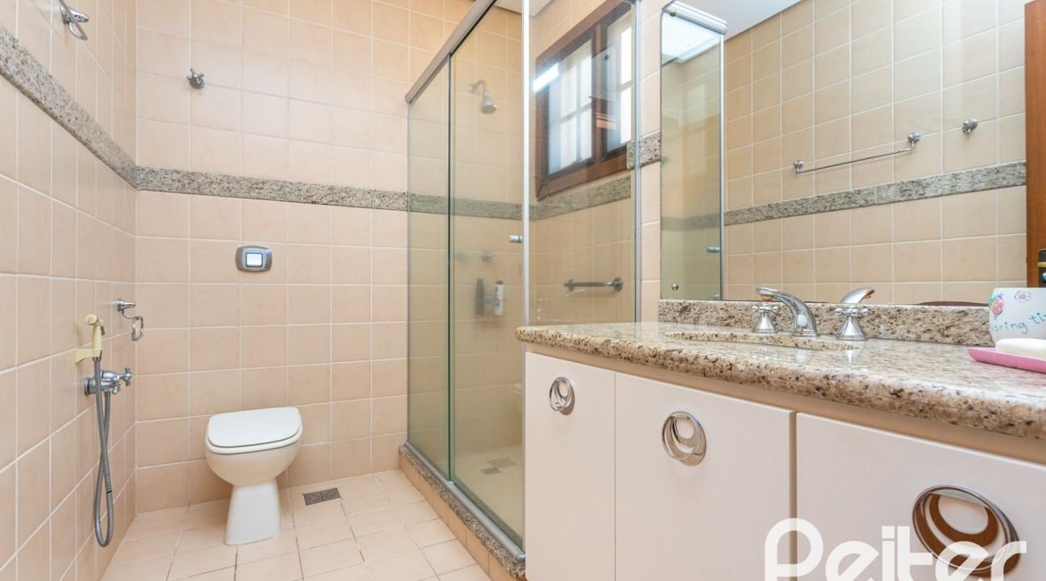 Casa em Condomínio à venda com 219m², 3 dormitórios, 1 suíte, 2 vagas, no bairro Tristeza em Porto Alegre