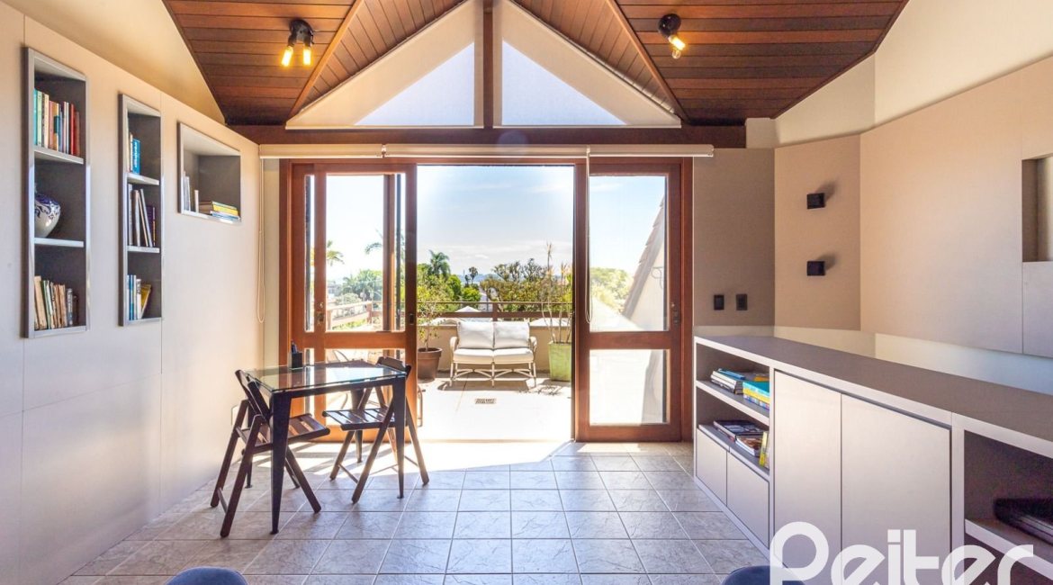 Casa em Condomínio à venda com 219m², 3 dormitórios, 1 suíte, 2 vagas, no bairro Tristeza em Porto Alegre