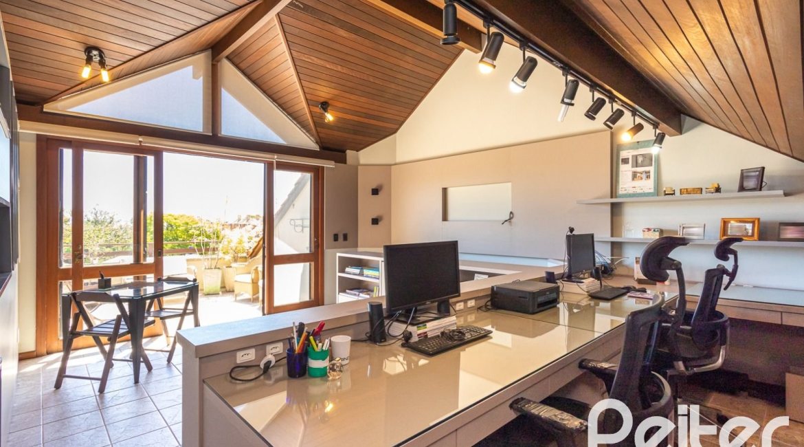 Casa em Condomínio à venda com 219m², 3 dormitórios, 1 suíte, 2 vagas, no bairro Tristeza em Porto Alegre