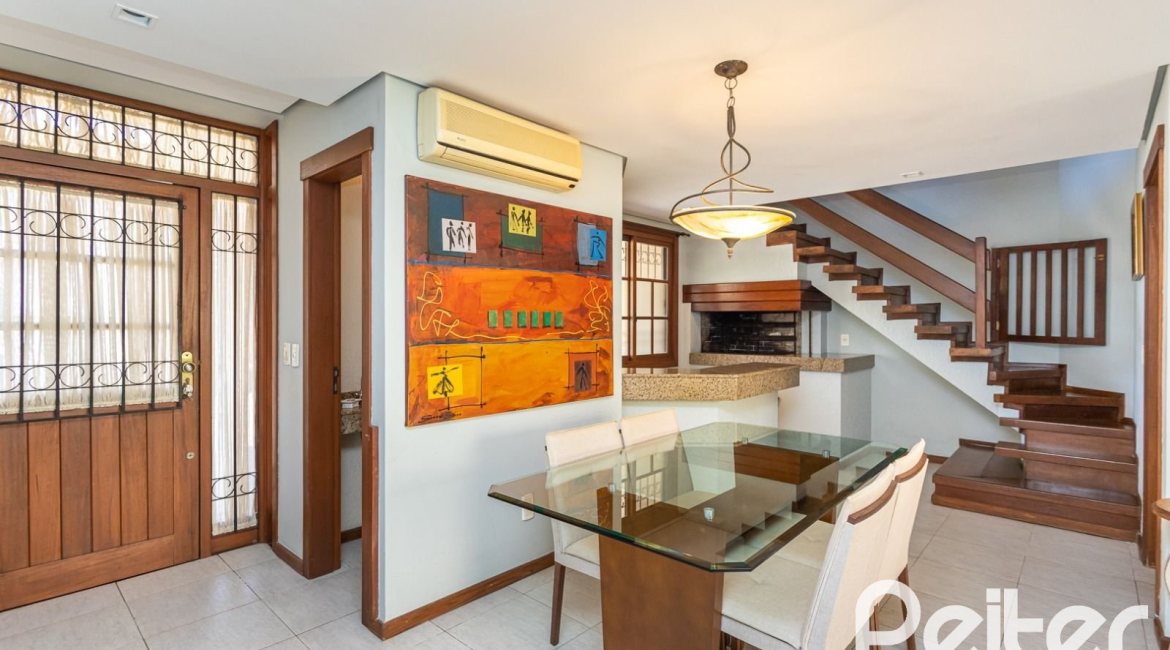 Casa em Condomínio à venda com 219m², 3 dormitórios, 1 suíte, 2 vagas, no bairro Tristeza em Porto Alegre