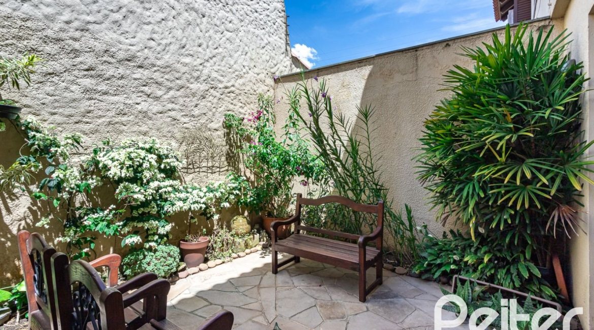 Casa em Condomínio à venda com 219m², 3 dormitórios, 1 suíte, 2 vagas, no bairro Tristeza em Porto Alegre