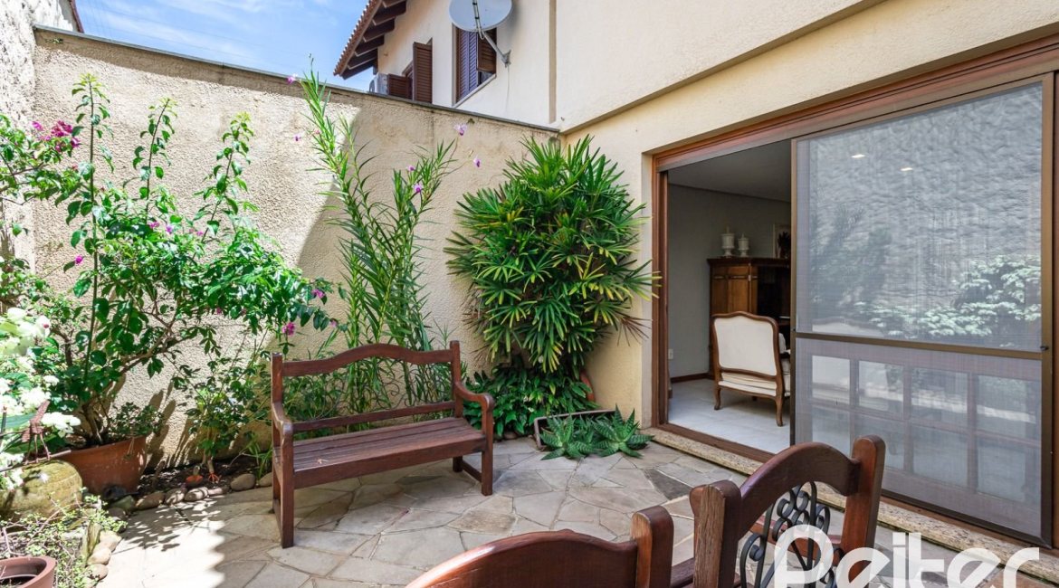 Casa em Condomínio à venda com 219m², 3 dormitórios, 1 suíte, 2 vagas, no bairro Tristeza em Porto Alegre