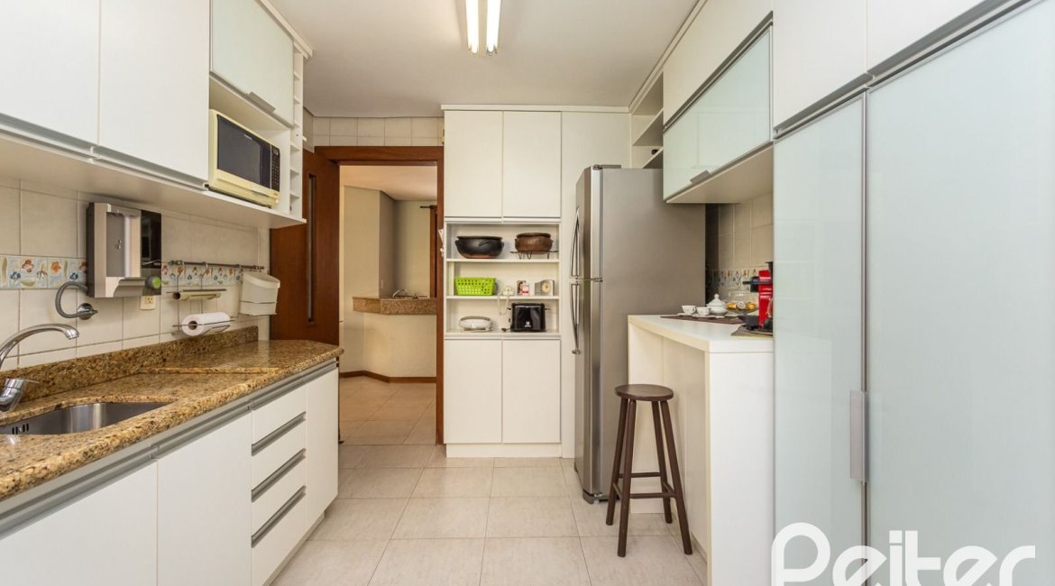 Casa em Condomínio à venda com 219m², 3 dormitórios, 1 suíte, 2 vagas, no bairro Tristeza em Porto Alegre