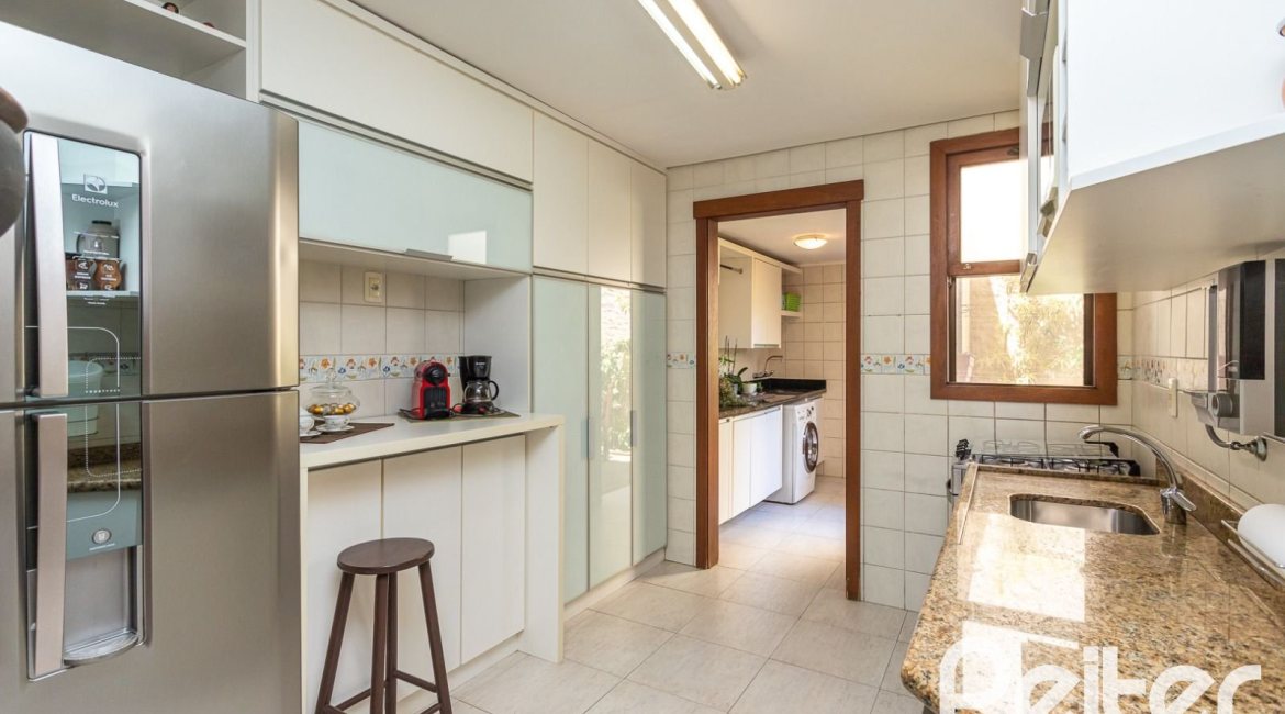 Casa em Condomínio à venda com 219m², 3 dormitórios, 1 suíte, 2 vagas, no bairro Tristeza em Porto Alegre