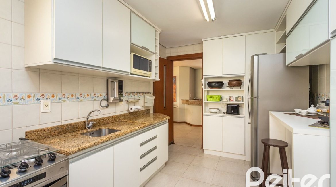 Casa em Condomínio à venda com 219m², 3 dormitórios, 1 suíte, 2 vagas, no bairro Tristeza em Porto Alegre