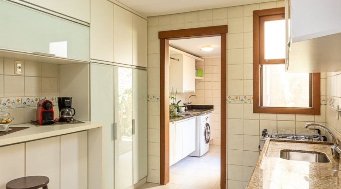 Casa em Condomínio à venda com 219m², 3 dormitórios, 1 suíte, 2 vagas, no bairro Tristeza em Porto Alegre