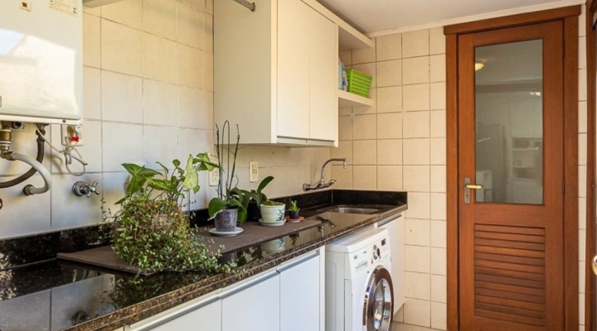 Casa em Condomínio à venda com 219m², 3 dormitórios, 1 suíte, 2 vagas, no bairro Tristeza em Porto Alegre