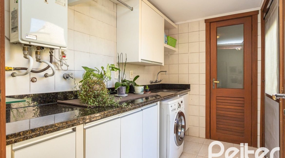 Casa em Condomínio à venda com 219m², 3 dormitórios, 1 suíte, 2 vagas, no bairro Tristeza em Porto Alegre