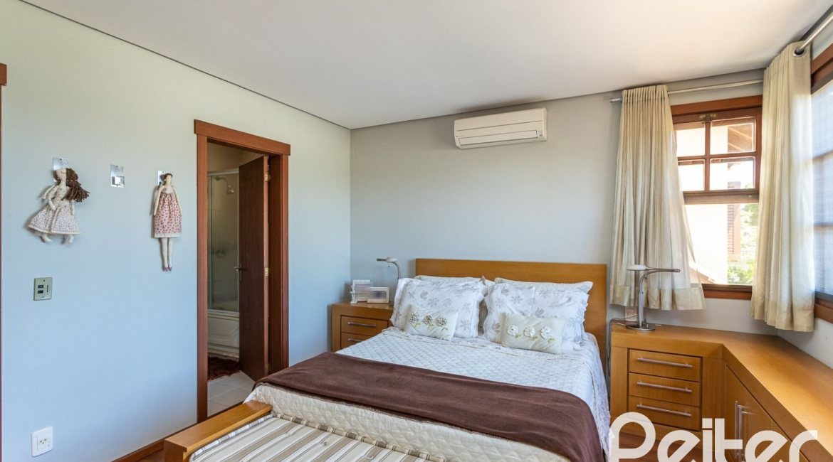 Casa em Condomínio à venda com 219m², 3 dormitórios, 1 suíte, 2 vagas, no bairro Tristeza em Porto Alegre