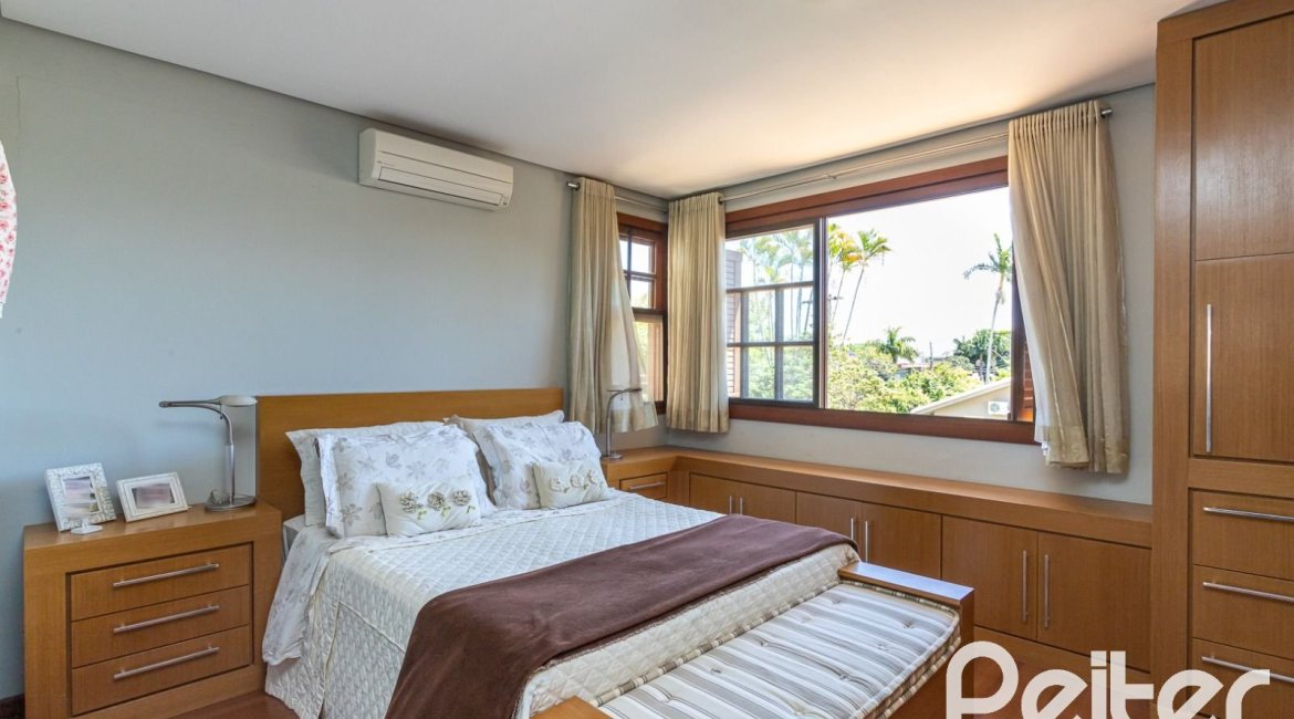 Casa em Condomínio à venda com 219m², 3 dormitórios, 1 suíte, 2 vagas, no bairro Tristeza em Porto Alegre