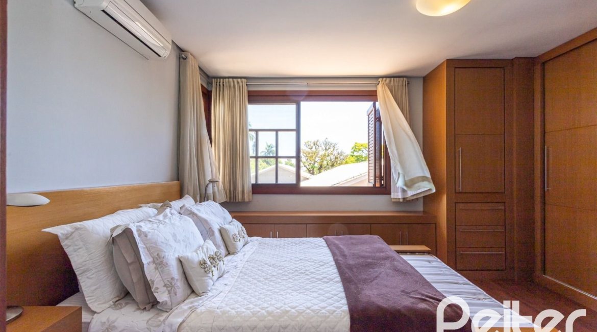 Casa em Condomínio à venda com 219m², 3 dormitórios, 1 suíte, 2 vagas, no bairro Tristeza em Porto Alegre