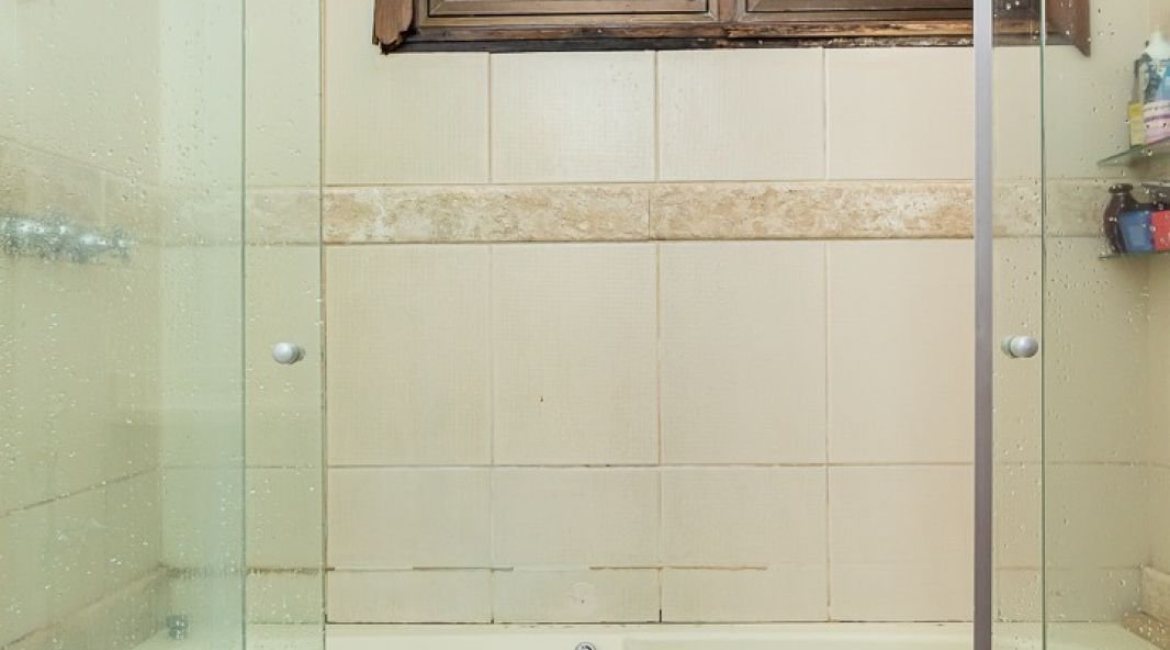 Casa em Condomínio à venda com 219m², 3 dormitórios, 1 suíte, 2 vagas, no bairro Tristeza em Porto Alegre